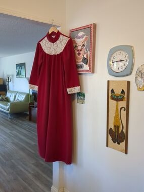 Vtg. Vanity Fair Robe Women Med Berry Red Velour Long Lace Embellishment Zip USA